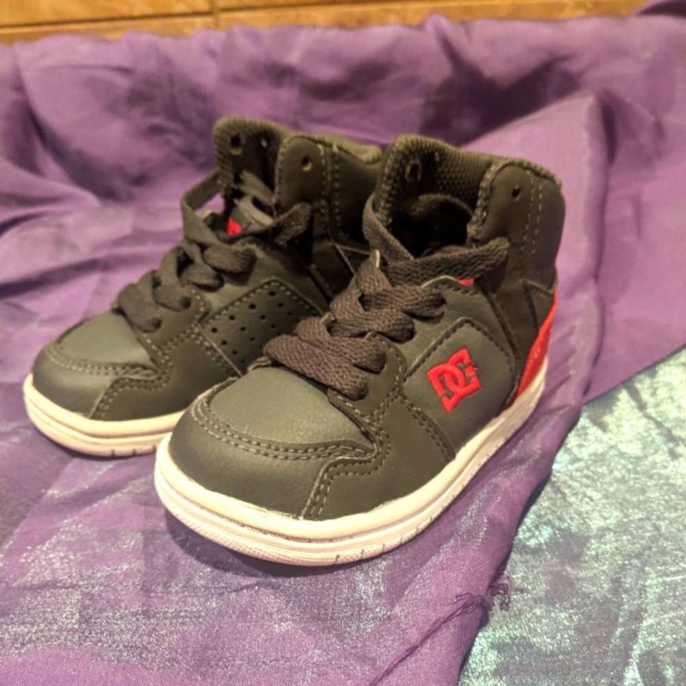 Baby boy DC sneakers size 5 (little kids)